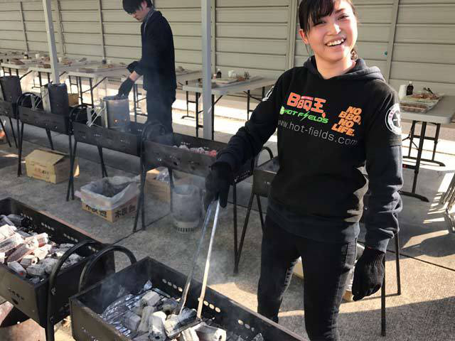 バーベキューのプロがお客様の食べ始め時に炭の火入れ