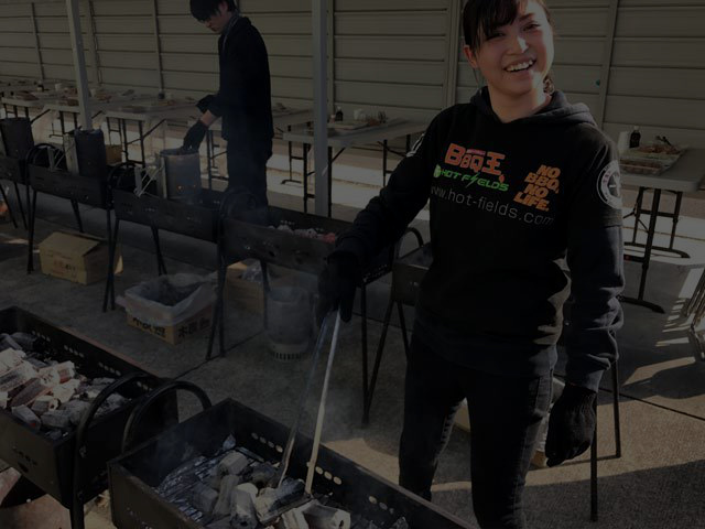 バーベキューのプロがお客様の食べ始め時に炭の火入れ