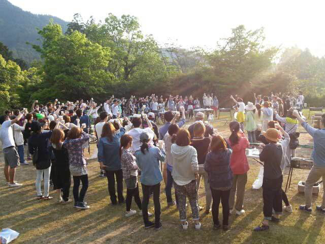 マイナスイオンに包まれた自然の中で乾杯