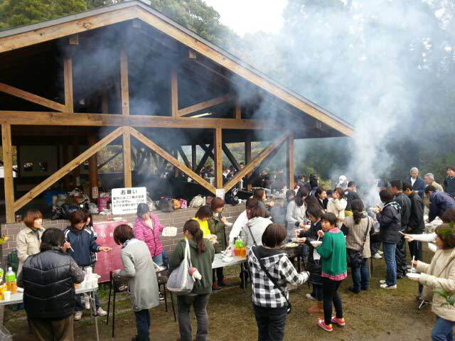 ロッジでレクレーションの中、バーベキューイベントで大盛り上がり