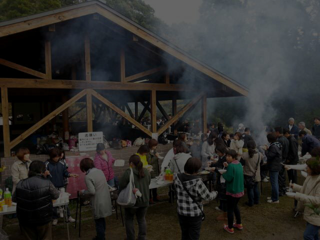 ロッジでレクレーションの中、バーベキューイベントで大盛り上がり
