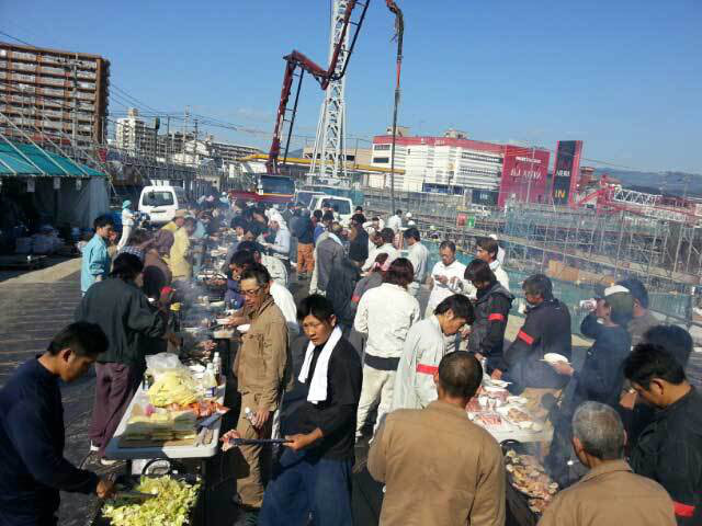 同僚とバーベキューで腹ごしらえ、お疲れさんの乾杯