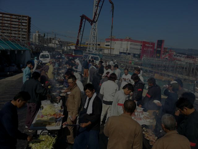 同僚とバーベキューで腹ごしらえ、お疲れさんの乾杯