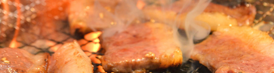 バーベキューの主役の熱々ジューシーなお肉